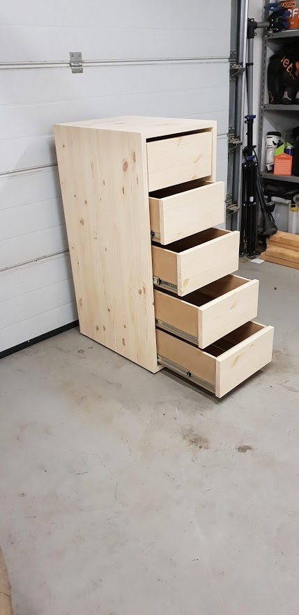 Snedkerbygget kommode med skuffer – specialopgave udført i Kolding af lokal snedker